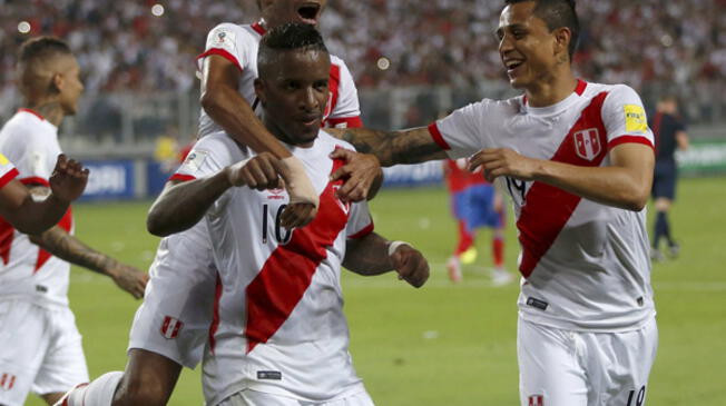 Farfán, Lobatón y Yotún celebran gol de Perú a Chile en el Estadio Nacional.