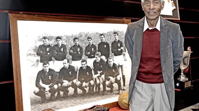 Víctor Benítez junto a la foto de aquel Milan que ganó a Benfica en la final de la Copa de Europa 1963.