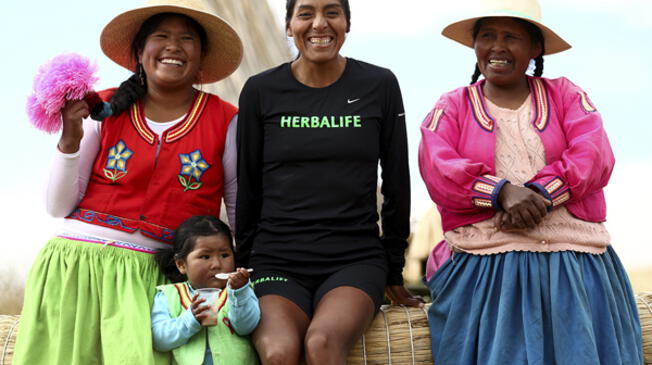 Wilma Arizapana sonríe junto a sus paisanos de Puno.