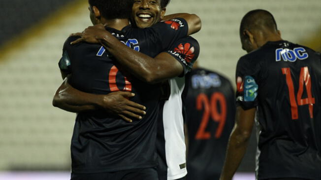 Lionard Pajoy y Andy Pando celebran un gol de Alianza Lima en Matute.