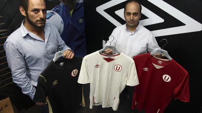 Encargados de Umbro posan con las camisetas de la "U" 2016.