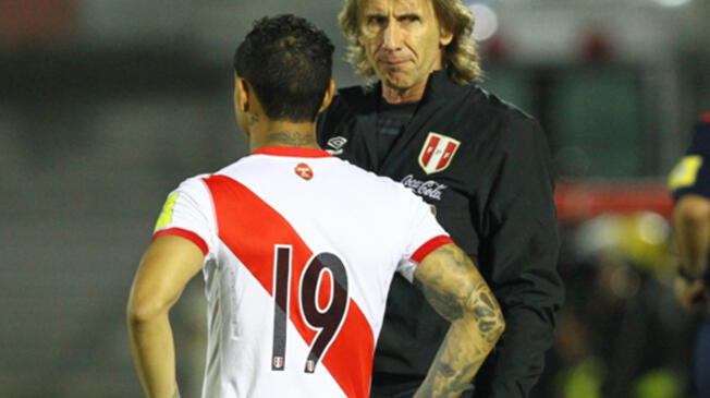 Ricardo Gareca da indicaciones a Yoshimar Yotún en el Perú vs. Uruguay.