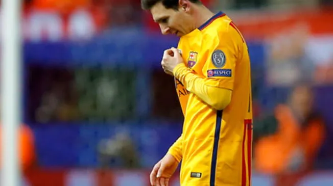 Lionel Messi se retira cabizbajo del Vicente Calderón tras la eliminación del Barcelona.