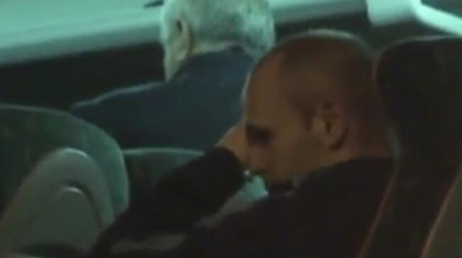 Andrés Iniesta llora en el autocar del Barcelona tras la eliminación de la Champions.