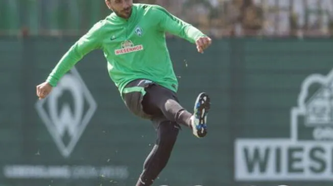 Claudio Pizarro ensaya un remate en la práctica del Werder Bremen.