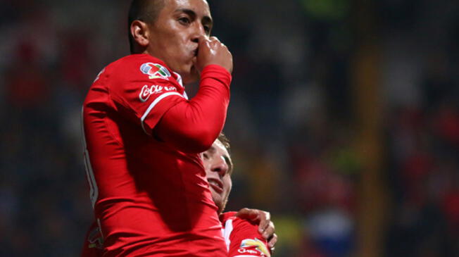 Christian Cueva celebra un gol con camiseta de Toluca.