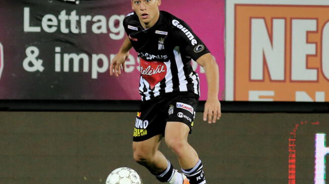 Cristian Benavente conduce el balón en un partido del Sporting Charleroi.