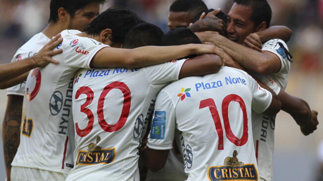 Universitario celebra gol a Unión Comercio en el Monumental.