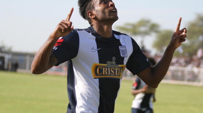 Lionard Pajoy celebra su gol a Defensor La Bocana.