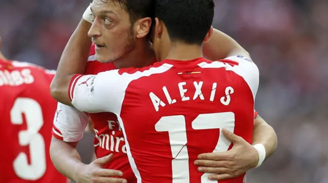 Mesut Ozil y Alexis Sánchez celebran un gol del Arsenal.