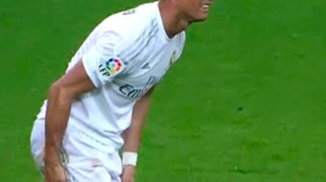 Cristiano Ronaldo se retuerce de dolor tras su mala caída por intentar una chalaca.
