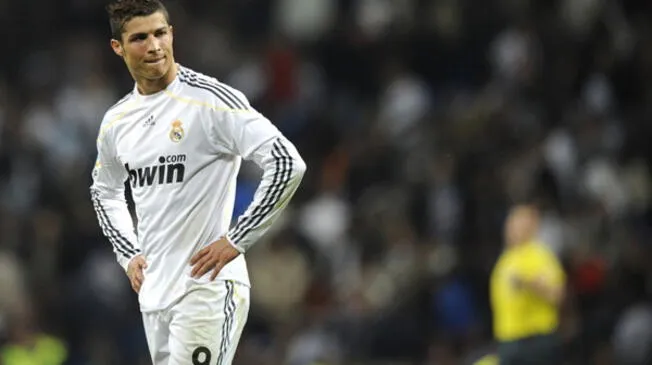 Cristiano Ronaldo acabó con la camiseta rota tras ser jaloneado por un defensa del Villarreal.