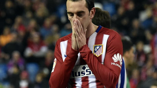Diego Godín se lamenta en un partido del Atlético de Madrid.