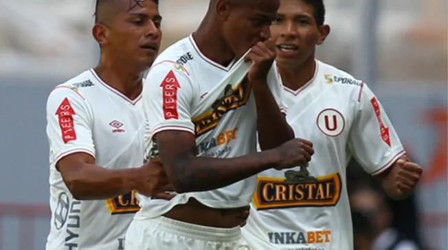 Andy Polo, Edison Flores y Diego Chávez celebran un gol con camiseta de la "U".