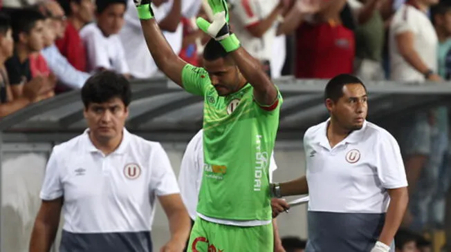 Raúl Fernández saluda a la hinchada de la "U" tras salir lesionado ante Juan Aurich.