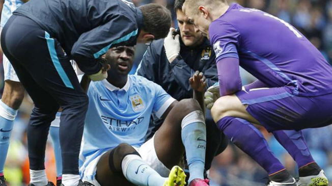 Yaya Touré es atendido por los médicos del Manchester City tras caer lesionado.
