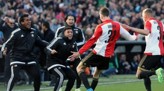 Renato Tapia celebra el gol de Kramer.