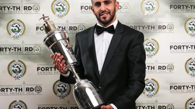 Riyad Mahrez posa con su trofeo a Mejor Jugador de la Premier League 2015-16.