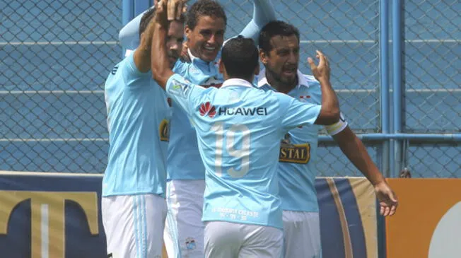 Alexander Succar celebra su gol con sus compañeros.