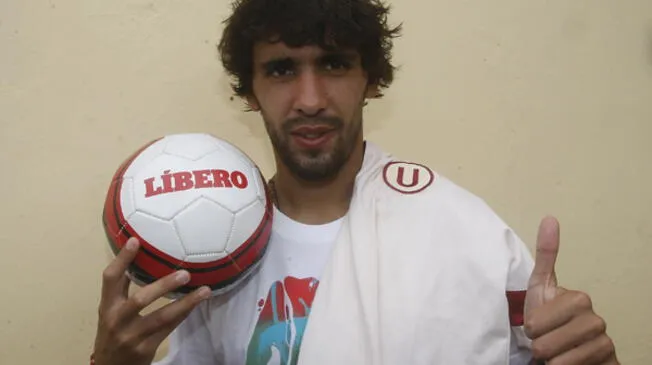 Juan Diego Gutiérrez con la camiseta de la "U" y la pelota de nuestro diario.