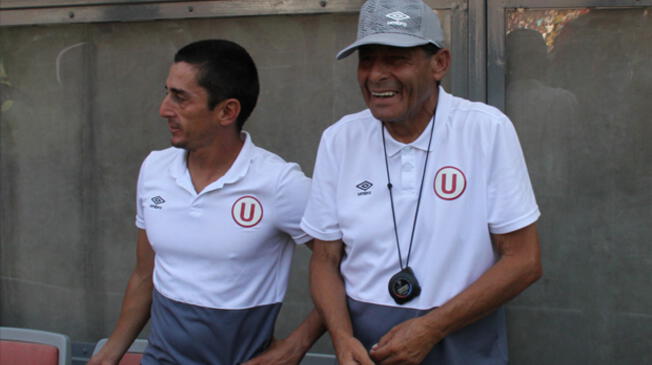 Roberto Chale sonríe en la banca junto a Paolo Maldonado.