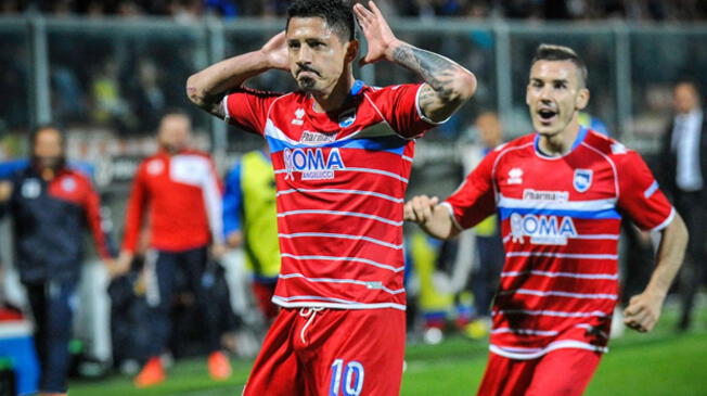 Gianluca Lapadula celebra un gol con el Pescara en la Serie B de Italia.