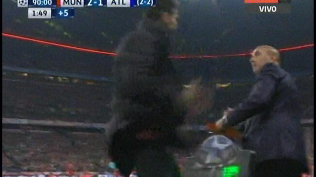 Diego Simeone le mete un manotazo al cuarto árbitro.