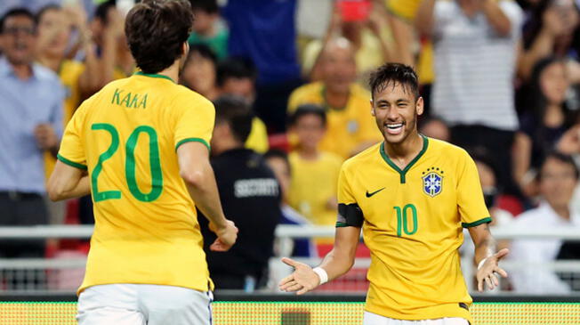 Neymar celebra un gol con Kaká.
