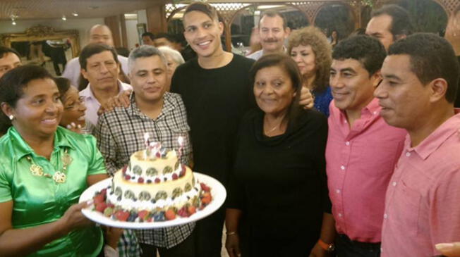Paolo Guerrero celebra el cumpleaños de su madre.