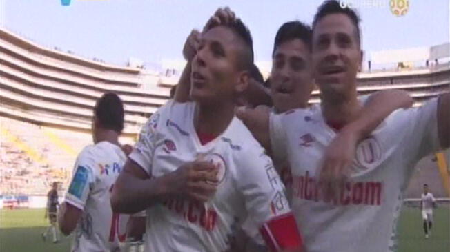 Raúl Ruidíaz celebra su gol con Guastavino y Cuba.