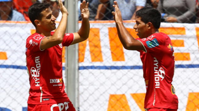 Diego Guastavino y Edison Flores celebran un gol de Universitario a Ayacucho FC.