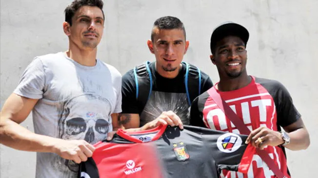 Daniel Ferreyra, Andrés Bolaños y Dahwling Leudo presentando la camiseta de Melgar a principios de año.