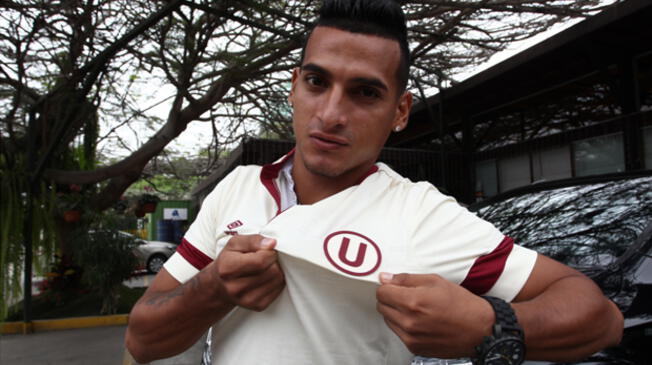 Miguel Trauco posa con la camiseta del equipo de sus amores.
