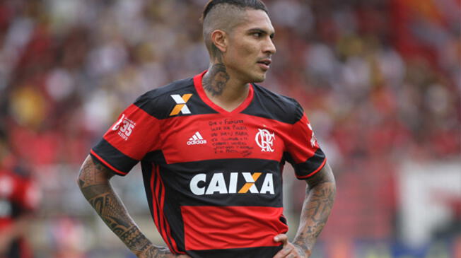 Paolo Guerrero se lamenta de una acción durante el Flamengo-Sport Recife.