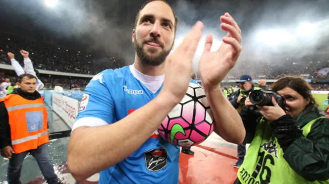 Gonzalo Higuaín celebra el triunfo del Napoli con el balón del hat-trick en el brazo.