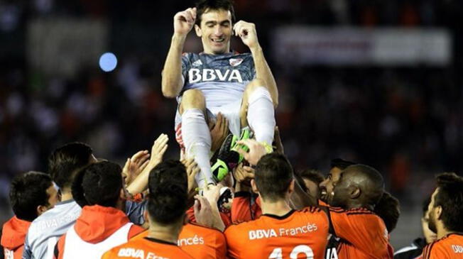 Marcelo Barovero es manteado por sus compañeros de River Plate.