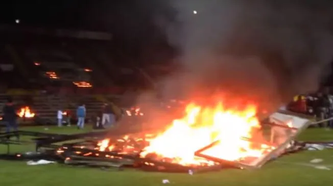 Youtube: equipo se fue al descenso e hinchas le prendieron fuego a su estadio 