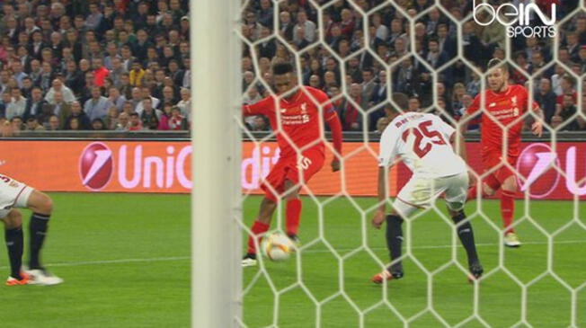 Daniel Sturridge convierte el 1-0 de Liverpool al Sevilla.