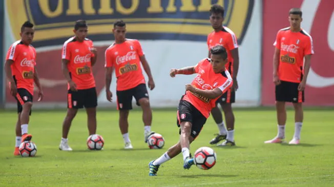 Raúl Ruidíaz ensaya un remate en el entrenamiento de Perú.