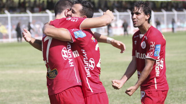 Ugarriza celebra su gol a La Bocana con Guastavino y 'Guti'.