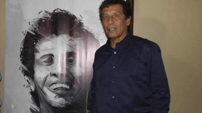César Cueto posa junto a imagen promocional de su partido homenaje.
