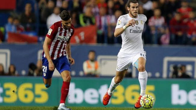 Gareth Bale conduce el balón ante la mirada de Yannick Carrasco.