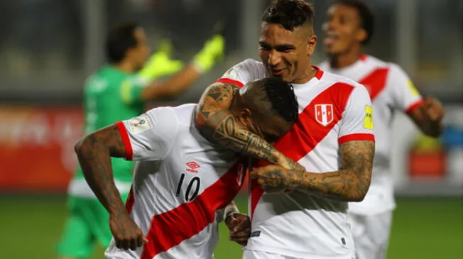 Jefferson Farfán y Paolo Guerrero celebran el gol de primero a Chile por Eliminatorias.