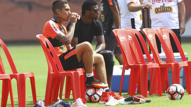 Carlos Ascues conversa con Paolo Guerrero en el entrenamiento de Perú en la Videna.