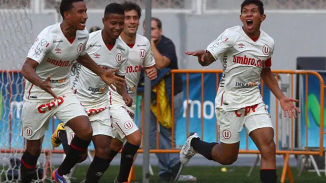 Edison Flores celebra su gol a Sporting Cristal junto a Adán Balbín y Andy Polo.