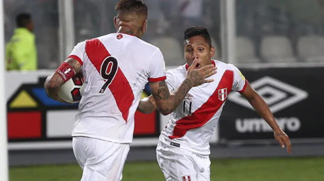 Raúl Ruidíaz festeja su gol a Venezuela con Raúl Ruidíaz.