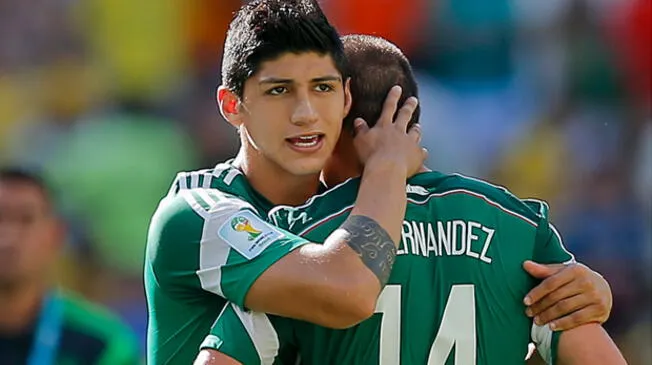 Alan Pulido abraza a Chicharito Hernández tras la eliminación de México de Brasil 2014.