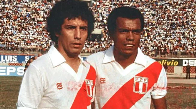 César Cueto y Teófilo Cubillas en un amistoso de Perú en el Estadio Nacional.