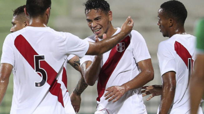 Alexander Callens celebra su gol con Perú a Irak en un amistoso en 2014.