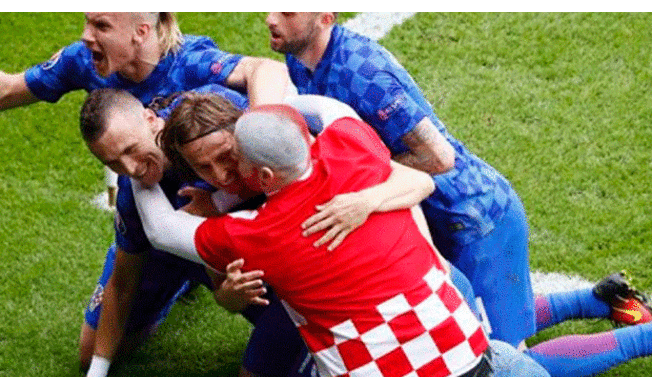 Luka Modric anotó golazo, hincha arriesgó la vida para celebrarlo